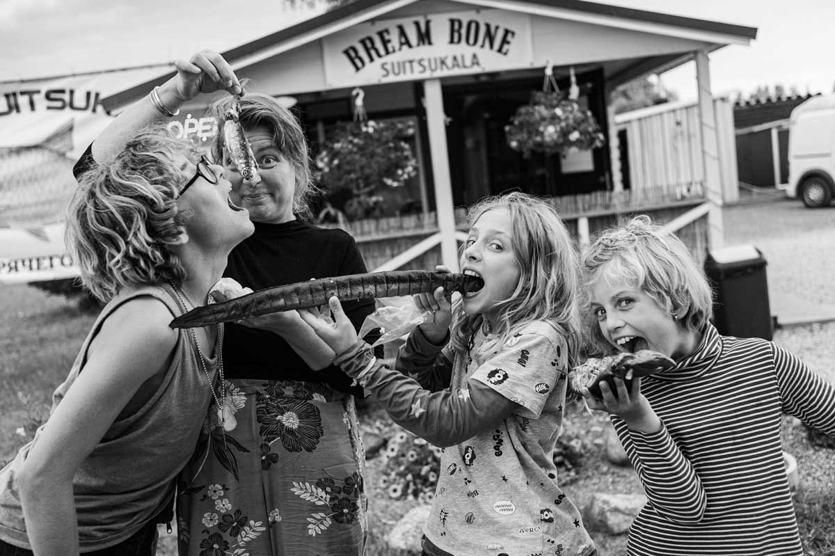 Rodina si dělá žerty s rybami